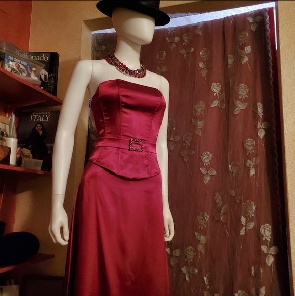 ❤NWOT- Gorgeous Red Satin Strapless Gown w/ Belted Waist ❤ - Picture 8 of 15